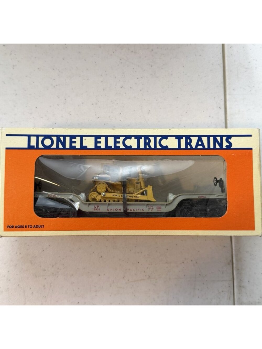 NOS LIONEL 6-16935 - UNION PACIFIC FLATCAR WITH ERTL BULLDOZER